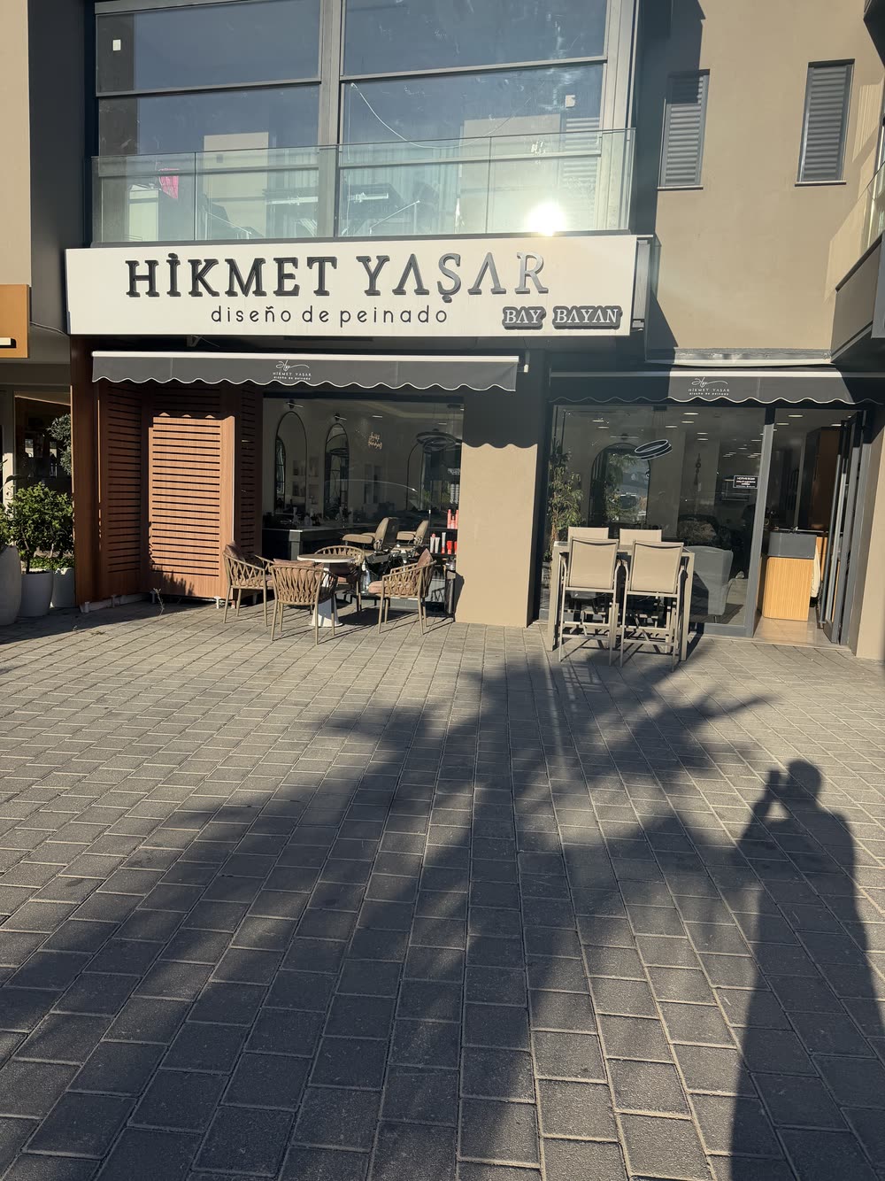 Hikmet Yaşar diseño de peinado salonunun Güzelbahçe Yelki'deki dış cephesi ve tabelası