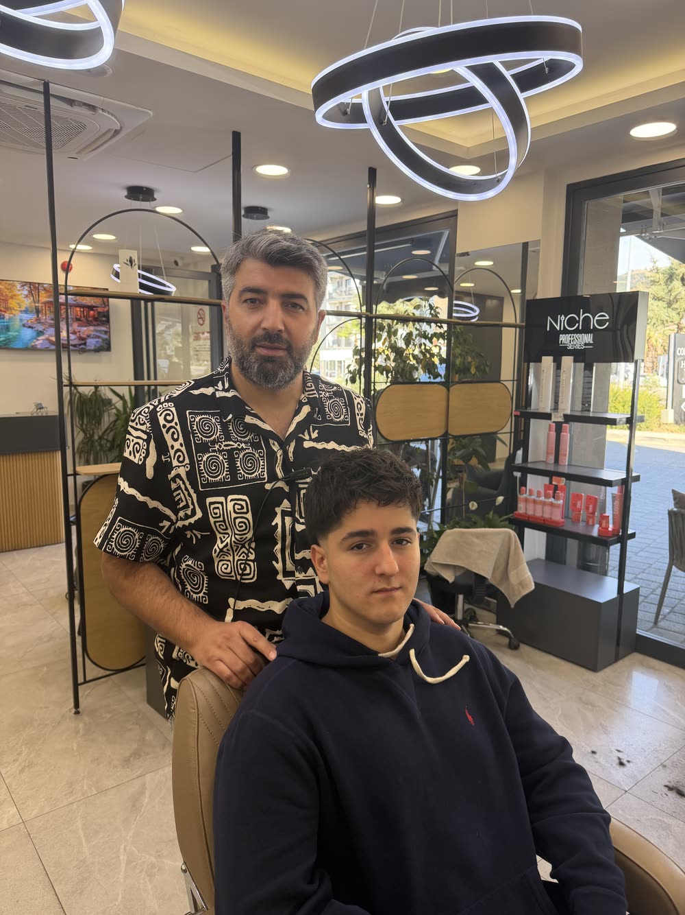 Hikmet Yaşar Güzelbahçe salonunda kesimi tamamlanan misafiriyle