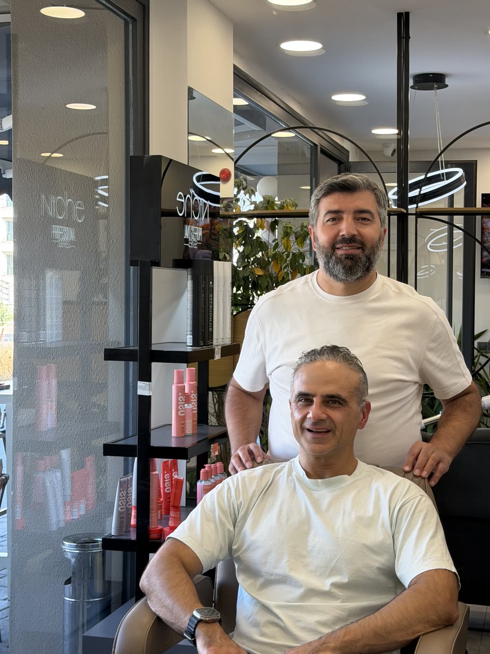 Hikmet Yaşar ve kesimi tamamlanan memnun misafiri salonda